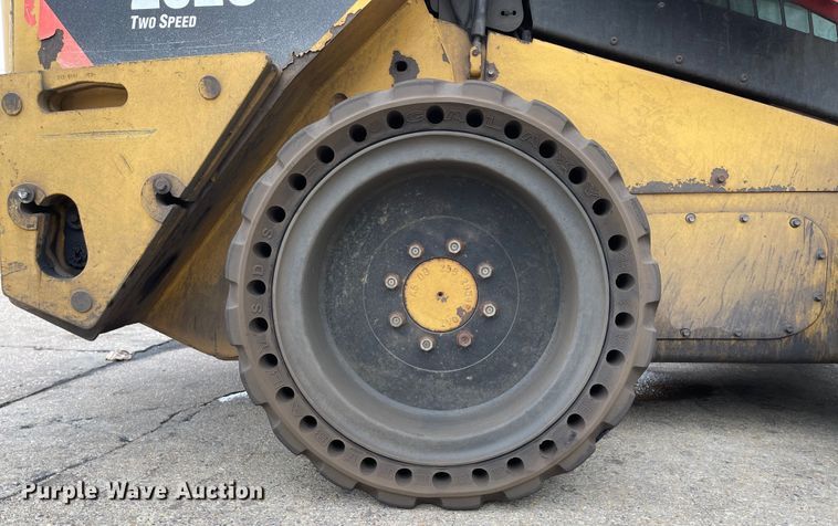 image for item IK9548 2012 Caterpillar 262C  skid steer loader