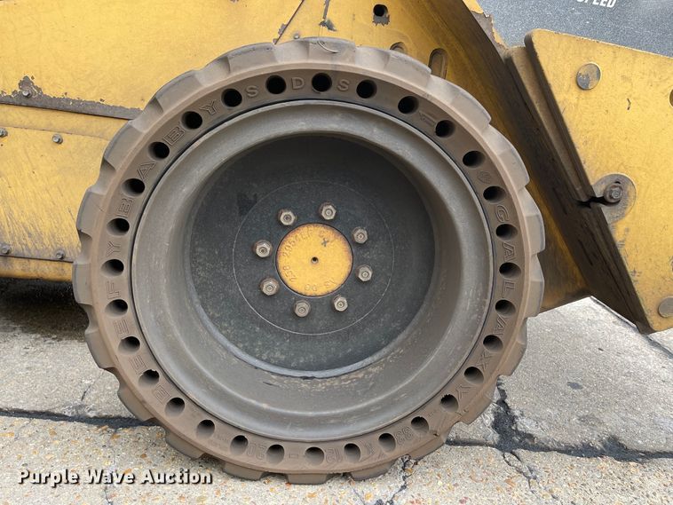 image for item IK9548 2012 Caterpillar 262C  skid steer loader