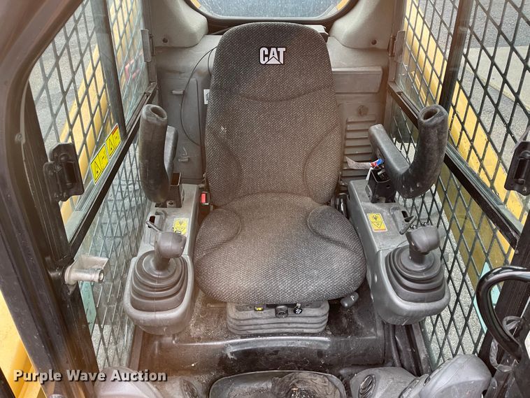 image for item IK9594 2015 Caterpillar 272D2  skid steer loader