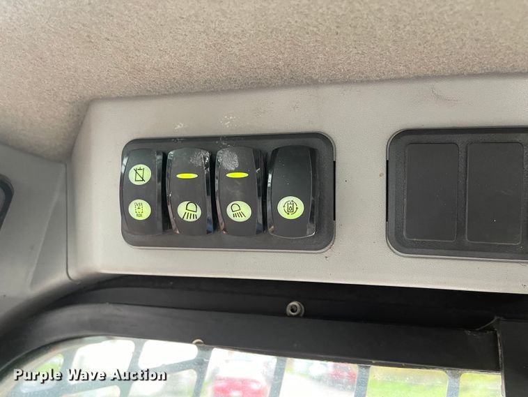 image for item IK9594 2015 Caterpillar 272D2  skid steer loader