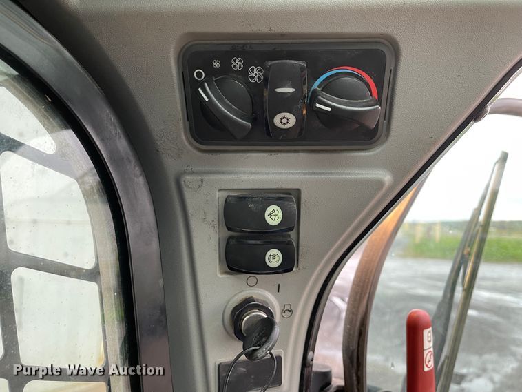 image for item IK9594 2015 Caterpillar 272D2  skid steer loader