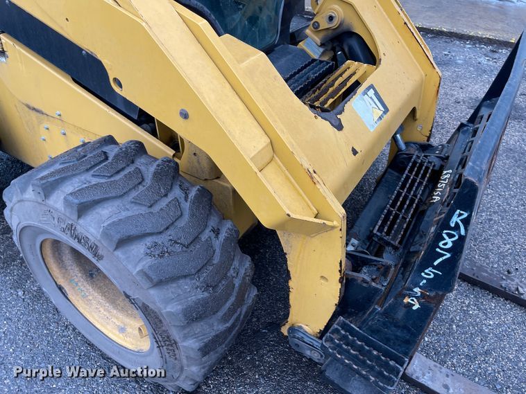 image for item IK9594 2015 Caterpillar 272D2  skid steer loader