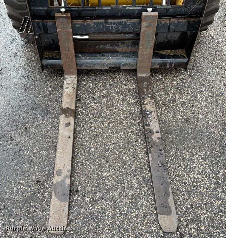 image for item IK9594 2015 Caterpillar 272D2  skid steer loader