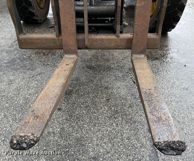 image for item IK9596 2012 Caterpillar TL642  telehandler