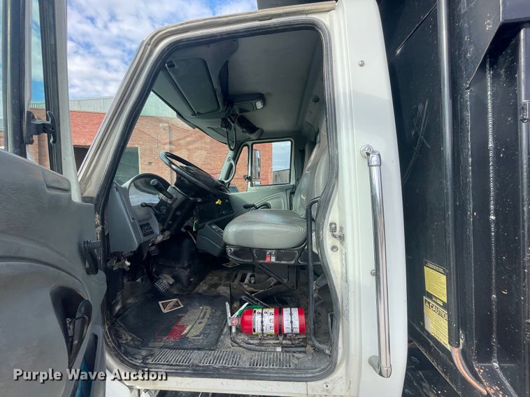 image for item JQ9409 2007 International 7400  dump truck