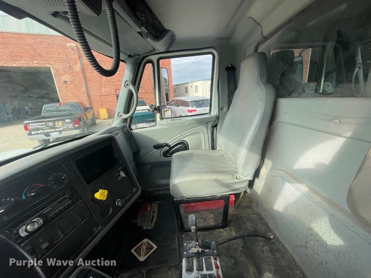 image for item JQ9409 2007 International 7400  dump truck