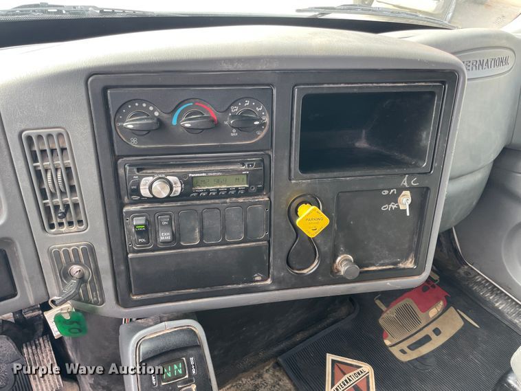 image for item JQ9409 2007 International 7400  dump truck