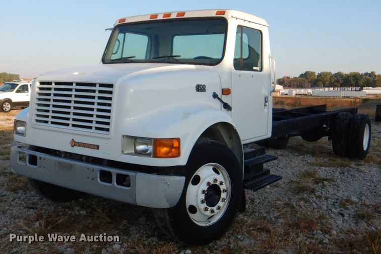 image for item JS9175 2000 International 4700  truck cab and chassis