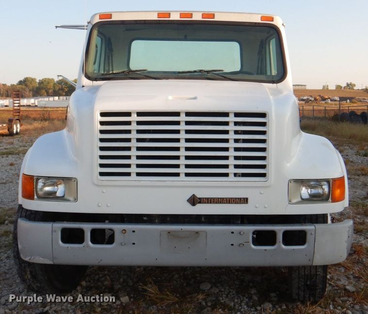 image for item JS9175 2000 International 4700  truck cab and chassis