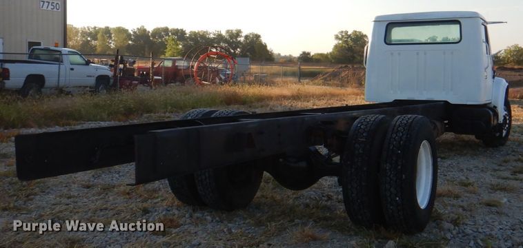 image for item JS9175 2000 International 4700  truck cab and chassis