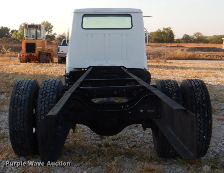 image for item JS9175 2000 International 4700  truck cab and chassis