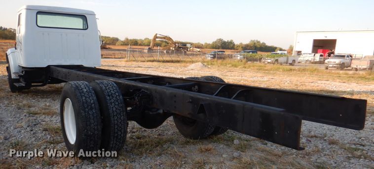 image for item JS9175 2000 International 4700  truck cab and chassis