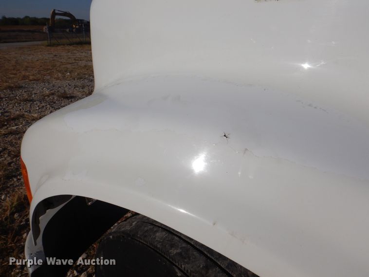 image for item JS9175 2000 International 4700  truck cab and chassis