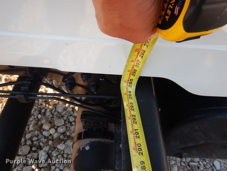 image for item JS9175 2000 International 4700  truck cab and chassis