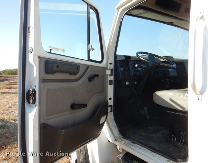 image for item JS9175 2000 International 4700  truck cab and chassis