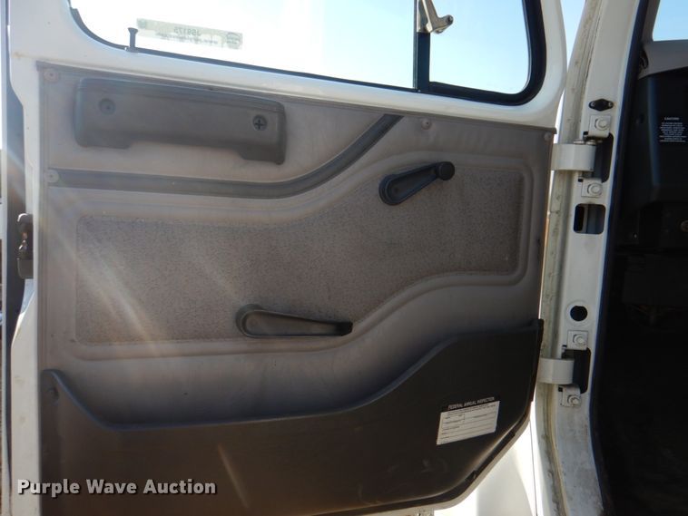 image for item JS9175 2000 International 4700  truck cab and chassis