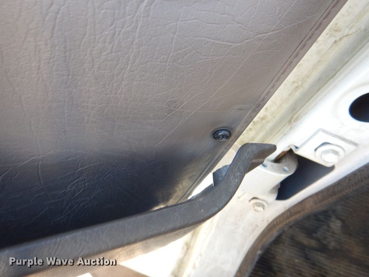 image for item JS9175 2000 International 4700  truck cab and chassis