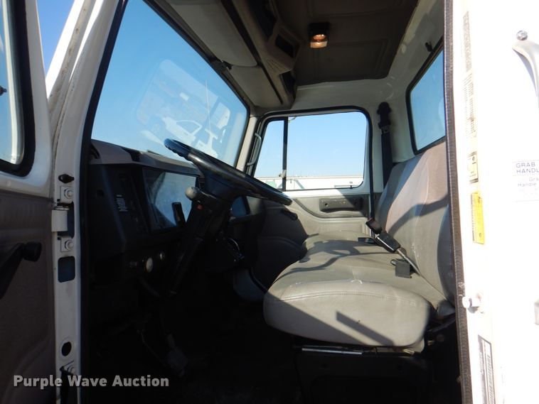 image for item JS9175 2000 International 4700  truck cab and chassis