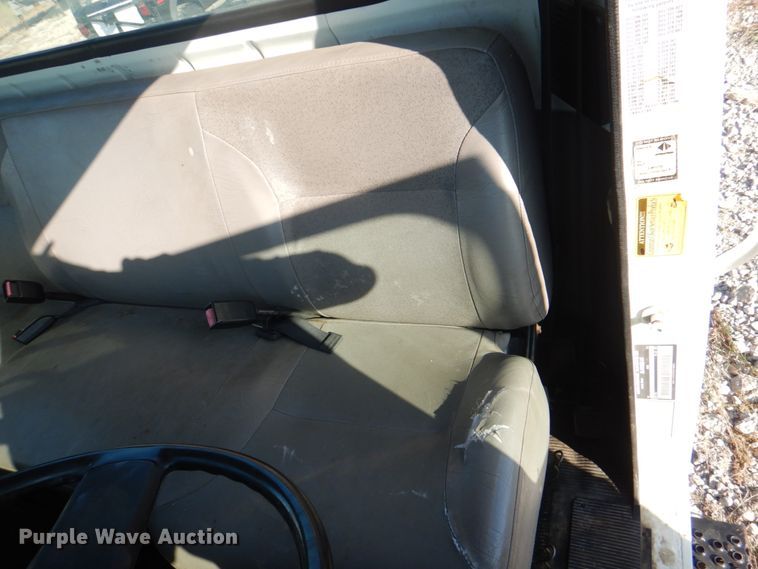 image for item JS9175 2000 International 4700  truck cab and chassis