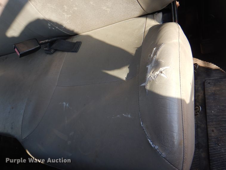 image for item JS9175 2000 International 4700  truck cab and chassis