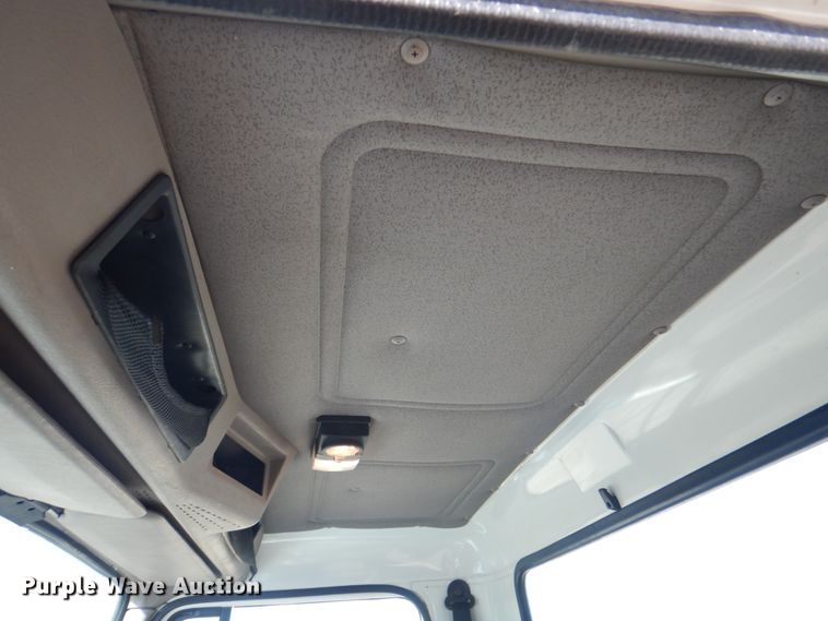 image for item JS9175 2000 International 4700  truck cab and chassis