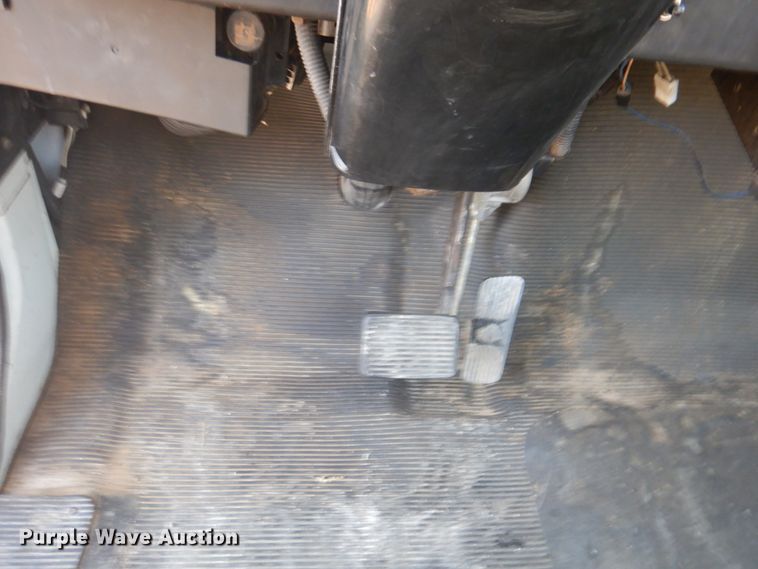 image for item JS9175 2000 International 4700  truck cab and chassis