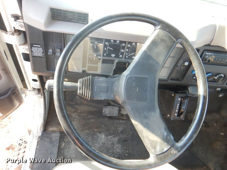 image for item JS9175 2000 International 4700  truck cab and chassis