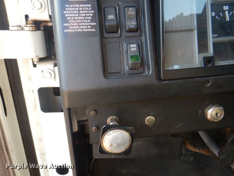 image for item JS9175 2000 International 4700  truck cab and chassis