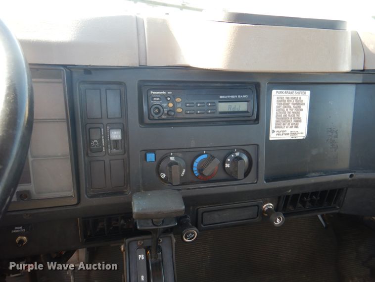 image for item JS9175 2000 International 4700  truck cab and chassis