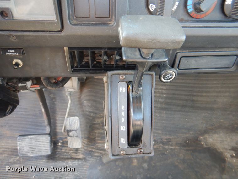 image for item JS9175 2000 International 4700  truck cab and chassis