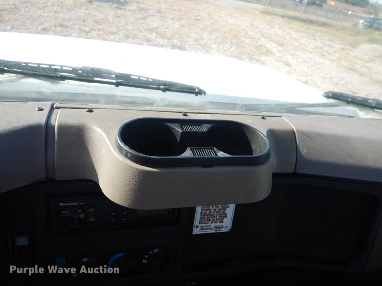 image for item JS9175 2000 International 4700  truck cab and chassis