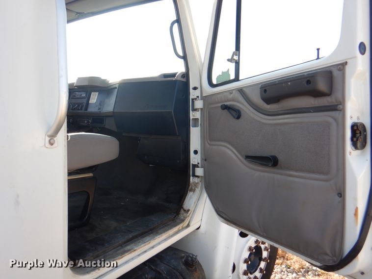 image for item JS9175 2000 International 4700  truck cab and chassis