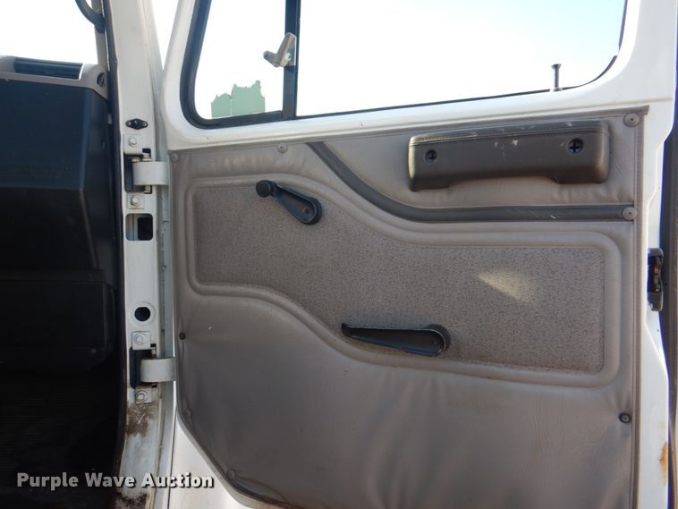 image for item JS9175 2000 International 4700  truck cab and chassis