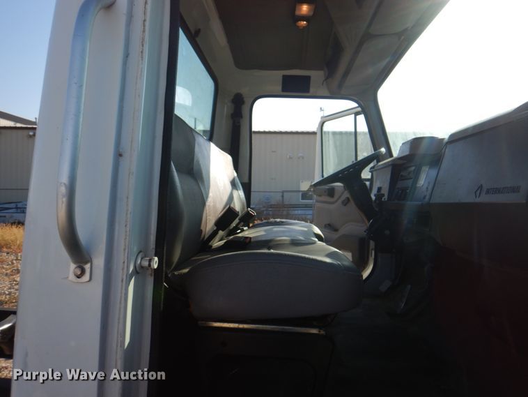 image for item JS9175 2000 International 4700  truck cab and chassis