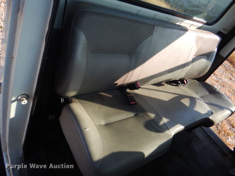 image for item JS9175 2000 International 4700  truck cab and chassis