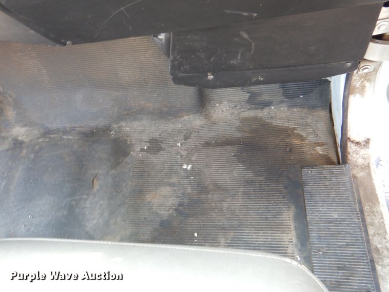 image for item JS9175 2000 International 4700  truck cab and chassis