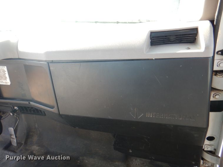 image for item JS9175 2000 International 4700  truck cab and chassis