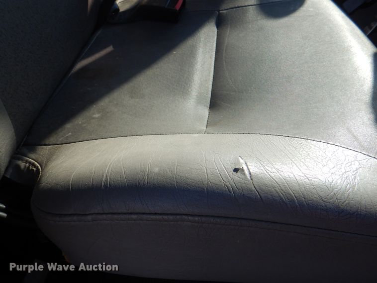 image for item JS9175 2000 International 4700  truck cab and chassis