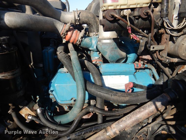 image for item JS9175 2000 International 4700  truck cab and chassis