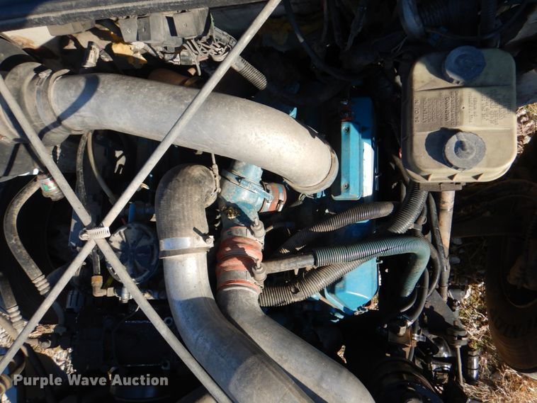 image for item JS9175 2000 International 4700  truck cab and chassis