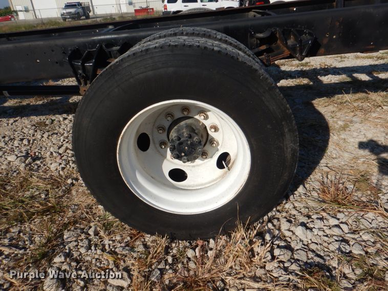 image for item JS9175 2000 International 4700  truck cab and chassis