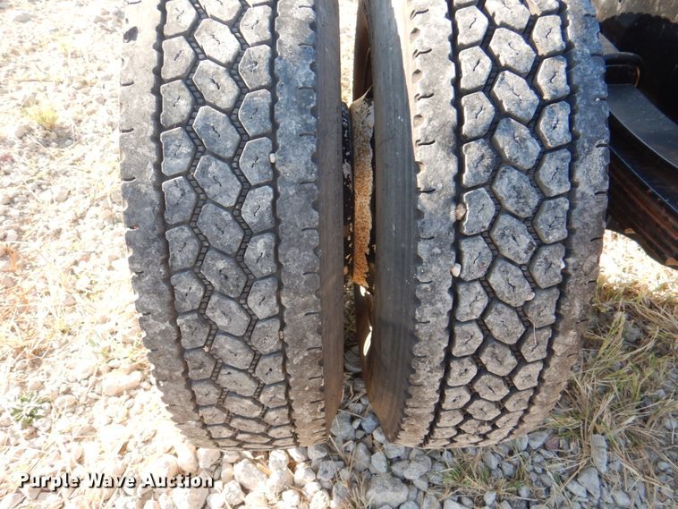 image for item JS9175 2000 International 4700  truck cab and chassis