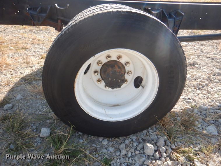 image for item JS9175 2000 International 4700  truck cab and chassis