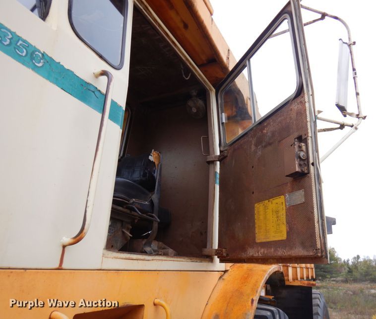 image for item JS9481 International 350  haul truck