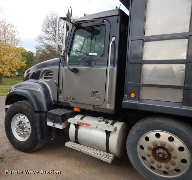 image for item JS9489 2002 Mack CV713  dump truck