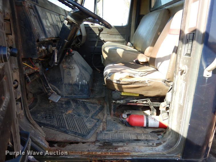 image for item JS9494 1991 International 4900  dump truck