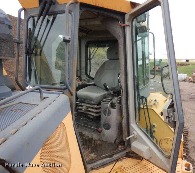 image for item JS9521 2004 John Deere 1050C  dozer