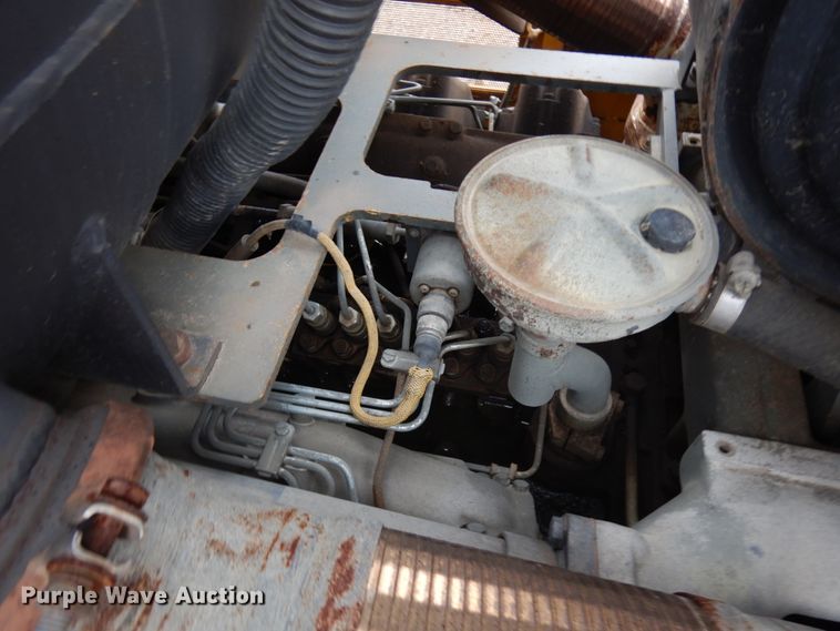 image for item JS9521 2004 John Deere 1050C  dozer