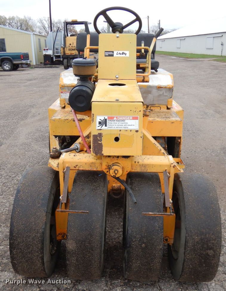 image for item JS9523 LeeBoy 420  pneumatic roller