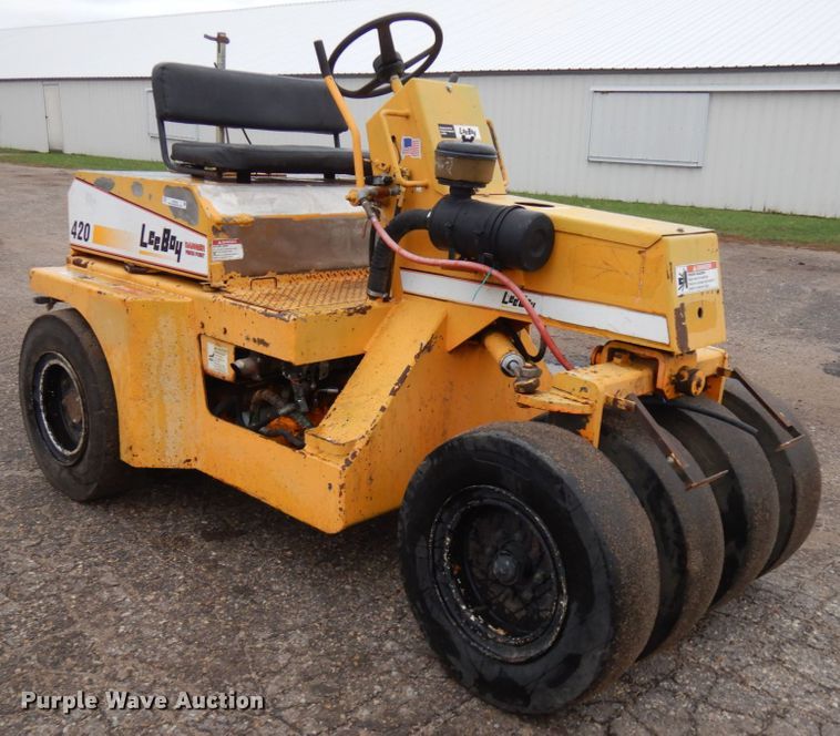 image for item JS9523 LeeBoy 420  pneumatic roller